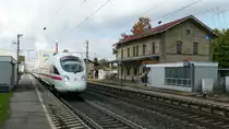 Ein ICE wurde am 29.9.10 auf dem Weg nach N�rnberg in Iphofen fotografiert. Der Vergleich mit Bild 489567 zeigt, dass sich im Bahnhof in den letzten 13 Jahren wenig ver�ndert hat.