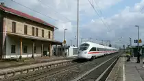 Ein ICE Richtung W�rzburg f�hrt am 29.9.10 durch den Bahnhof Iphofen.