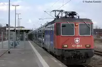 421 394-8 von der SBB Cargo mit dem Fiat Autotransportzug f�r den Englischen Markt, auf BLG Logistics eignenden Waggons, in Rathenow auf dem Weg nach Dodendorf. 11.03.2011