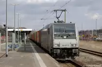 185 671-5 von der Railpool in Dienst f�r die OHE mit einem Containerzug in Rathenow in Richtung Stendal unterwegs. 11.03.2011