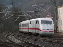 ICE 915 nach M�nchen Hbf hat am 10. M�rz 2011 vor kurzem den Kronacher Bahnhof �ber Gleis 3 durchfahren.