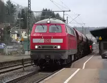 218 272-3 steht am 10. M�rz 2011 mit einem kurzem Schotterzug in Kronach.