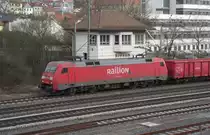 152 023-8 steht am 10. M�rz 2011 vor dem ehemaligen Stellwerk Nord in Kronach.