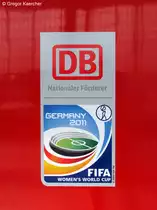 �hnlich wie zur WM 2006 ist die DB auch bei der WM 2011 als Nationaler F�rderer aktiv. Viele DB-Fahrzeuge sind daf�r mit diesem Logo ausgestattet worden. Aufgenommen habe ich das Logo am 09.03.2011 an einem ET 425 der S-Bahn Rhein-Neckar in Karlsruhe Hbf.