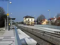 Der Bahnhof von Phillipsburg (Baden) an der Bruhrainbahn (Bruchsal - Graben-Neudorf - Germersheim). Die Bahnsteige sind bereits modernisiert worden. Im Fr�hjahr 2011 pr�sentierte sich der Bahnhof noch ohne Oberleitung. Aber das �ndert sich bald. Ab Mitte Dezember sollen hier die ET 425 der S-Bahn Rhein-Neckar verkehren.