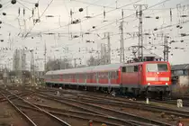 111 158-2 mit einem RE4 Verst�rker bei der Einfahrt in den M�nchengladbacher Hbf am 11.03.2011
