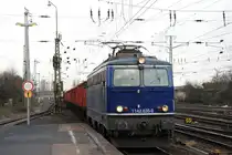 1142.635 mit einem G�terzug bei der Durchfahrt durch M�nchengladbach Hbf am 11.03.2011. 