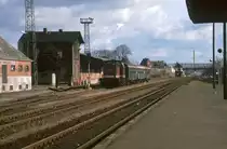 In Grevesm�hlen wartet eine Lok der BR 202 mit ihrem Personenzug auf ihre Fahrt nach Kl�tz an einem herlichen Sommertag im Jahre 1992