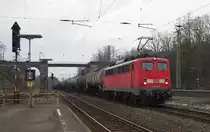 140 821-0 bespannte am 25.02.2011 einen Kesselwagenzug in Richtung Norden. Hier bei der Einfahrt nach Eichenberg.