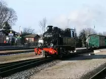 Nach der Ankunft aus G�hren ist bis zur R�ckfahrt,eine Stunde Zeit,in Putbus,die Lok zu Bekohlen und Wasser aufzuf�llen.Am 07.M�rz 2011 hatte 99 4802 hatte dies Alles noch vor sich.Der Zugf�hrer,im Hintergrund,steckte schon die Zugschlu�scheiben an den Zug.