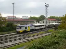 Diesel-Lok 1655 am 11.10.10 abgestellt mit Wagen vom El Transcant�brico im Bahnhof Ferrol.