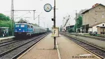 Die noch blaue 110 235 h�lt am 13.7.98 mit ihrem E 3439 nach N�rnberg in Markt Bibart. Damals hatte der Bahnhof noch drei Gleise und einen Mittelbahnsteig, 12 Jahre (auf Bild 489727) sollte die rechte Bildh�fte gleislos sein.
