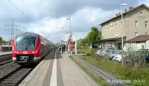 440 541 hielt am 29.9.10 auf dem Weg nach N�rnberg in Markt Bibart auf dem falschen Gleis. Dadurch erm�glichte er dem Fotografen die gleiche Position wie 12 Jahre zuvor auf Bild 489726. Man sieht, dass bei der  Modernisierung  die n�rdliche Bahnhofsh�lfte (rechts vom fr�heren Mittelbahnsteig) die Gleise verlor.
