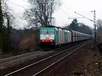 Cobra 186 211 (2819) zieht am 11.03.2011 die kalte 186 235 (2843) und einen leeren Kohlenzug die Rampe von Aachen West nach Belgien am Gemmenicherweg hoch.