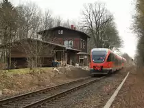 So langsam verschwindet die Sonne wieder - eigentlich ganz gut an dieser Stelle.
643 035 + 643 072 kommen frisch betankt als Lr92025 von Coesfeld zur�ck und durchfahren dabei den Haltepunkt Legden, um dann in einer halben Stunde in Gronau  schlafen zu gehen 
Legden, 12.03.2011