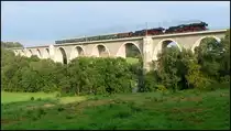 R�ckblick: Am 21.08.2009 sind 50 3708 & 50 3616 im Sonderzugeinsatz unterwegs in Richtung Chemnitz, hier fotografiert bei der �berquerung des Frankensteiner Viaduktes.