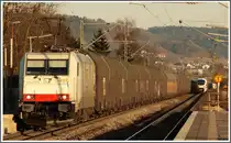 Noch eine Notschlachtung (leider, leider...) die sch�ne wei�e PCT/Railpool 185 637 mit dem ARS Altmann Zug von Regensburg Ost nach Bremerhafen. Sie durchf�hrt mit selbigen Zug den Bahnhof P�lling. 
(07.03.2011, P�lling)