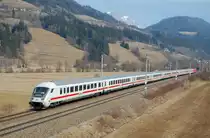 Mit dem Steuerwagen voraus ist am 12.03.2011 der
EC 216 bei Rottenmann unterwegs gewesen.
Schiebelok war die 101 012.