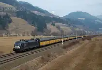 ES64 U2-099 ist mit einem Ganzautozug am 12.03.2011
bei Rottenmann zu sehen gewesen.
Leider hat ausgerechnet bei dieser Aufnahme
die Sonne Pause gemacht.