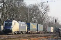 WLB ES 64 U2-060 zieht am 4.3.11 einen LKW Walther Zug durch Ratingen-Lintorf