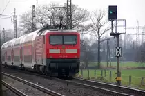 Kurz vorm HP Anrath ist die RE 11 auf dem Weg nach M�nchengladbach, geschoben wird der Zug von der 112 161-5 am 12.3.2011. 