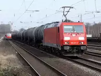 185 317-5 mit GZ, links hat die S 6 (K�ln-Nippes-Essen Hbf) soeben D�sseldorf-Rath verlassen. 12.03.2011.