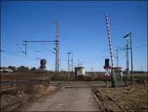 Bahn�bergang in Braunschweig-Timmerlah. Der Bahn�bergang liegt direkt in einem Gleisdreieck, ein Feldweg wird daher mittig dem Bahn�bergang zugef�hrt und hat eine eigene technische Sicherung.
07. M�rz 2011