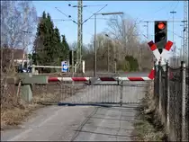 Lichtzeichenanlage des Bahn�bergangs  Brinkstra�e  in Gro�-Gleidingen.
Entlang der Kursbuchstrecke 310 gibt es noch drei weitere Anlagen, die diese seltenen Lichtzeichen von siemens aufweisen. Im Zuge des Ausbaus soll diese Anlage einem Neubau weichen.
07. M�rz 2011