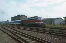 Den Bahnhof von Grevesm�hlen verl�sst ein Interregio bespannt mit einer Lok ber BR 232 in Richtung L�beck im Jahre 1994 im Hintergrund ein Speicher den es mittlerweile nicht mehr gibt.