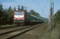 BR 112-006-3 hat gerade den Bahnhof von Schwerin HBF verlassen und f�hrt seinem Ziel Berlin Lichtenberg entgegen im Jahre 1995
