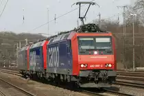 Die 482 007-2 zog am 12.03.2011 einen Lokzug, bestehend aus 482 041-1 und 482 024-7 durch K�ln West.