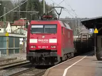 152 094-9 zieht am 12. M�rz 2011 einen gemischten G�terzug �ber Gleis 3 durch Kronach.