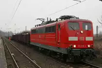 151 016-3 musste am 5.3.11 in Duisburg-Wedau eine Zwangspause machen,weil sich an einem der Wagen ein Metallteil l�ste. 