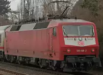 120 148 schiebt am 5.3.11 einen IC durch D�sseldorf-Angermund