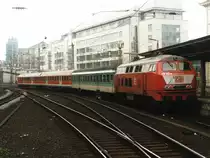 218 142-8 mit RE 72880 (RE 49 Niederbergische Bahn) Wuppertal- Essen auf Wuppertal Hauptbahnhof am 21-4-2001. Seit 2003 sind die RB-z�ge mit BR 218 ersetzt durch S-Bahnz�ge S9 mit BR 420. Bild und scan: Date Jan de Vries.
