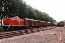 Lok Emsland II der Emsl�ndische Eisenbahn GmbH mit �bergabeg�terzug 56456 zwischen Ocholt und Sedelsberg auf Bahnhof Sedelsberg am 19-8-2004. Bild und scan: Date Jan de Vries.