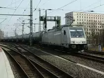 186 185 der Firma Akiem?!(bisher noch nicht gesehn) f�hrt in Richtung Dresden Friedrichstadt mit einem neuen CARGO Kesselzug.
Dresden Hauptbahnhof 12,03,11