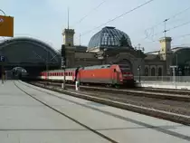 BR 101 124 grade angekommen mit ihrem IC aus Stralsund im Dresdner Hauptbahnhof.
Weiter gehts nach Prag diesen Job erledigt aber 371 001.
Dresden Hauptbahnhof 12.03.11