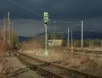 Der Himmel wird uns auf den Kopf fallen... Leider kam zu diesem Zeitpunkt mal wieder kein Zug, den man in das Bild h�tte integrieren k�nnen. Trotzdem m�chte ich dieses Stimmungsbild nicht vorenthalten. Aufgenommen am 27.02.2011 mit blick auf das Stellwerk Eschwege West.