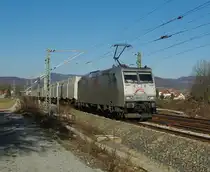 185 531-1 (l�uft momentan f�r DispoTf) mit einem mir v�llig unbekanntem Zug in Richtung S�den. Dieser Zug geh�rt normalerweise auch nicht auf  unsere  Strecke und ist m.E. nach ein Umleiterzug. Aufgenommen am 26.02.2011 an der Nordeinfahrt nach Eschwege.