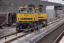 Im HP Allerheiligen werde gerade diese beiden Zweiwegebagger gewartet. Der Monteur ist mit Brenner und Notstromagregat beim Wartungseinsatz zugange am sp�teren Nachmittag des 12.3.2011.