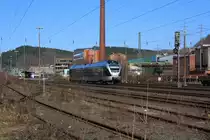 ET 22002 (2-teiliger Stadler Flirt) der Abellio Rail NRW f�hrt am 07.03.2011 hat den Bf Siegen-Geisweid verlassen und fahrt weiter Richtung Siegen Hbf. Er f�hrt die Strecke Essen-Hagen-Siegen (RE 16 Ruhr-Sieg-Express). Die zweitelige Variante des FLIRT , z.Z. nur bei der Abellio im Einsatz (8 St�ck), hat eine H�chstgeschwindigkeit von 140 km/h.
