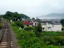 Ersch�ttert und in tiefer Trauer ist den wohl �ber zehntausend verschollener Menschen zu gedenken alleine entlang der K�stenlinie von Nordost-Japan. Zwischen Kamaishi und Miyako, 9.Juli 2010. Blick auf die aufsteigenden Nebel �ber dem Meer, das so schreckliches Unheil gebracht hat. 
