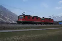 Re 4/4 II 11244 und Re 4/4 II 11297 fahren am 3.3.11 Richtung Ems Werke. Das Bild entstand zwischen Chur und Felsberg.
