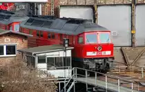 232 209 stand am 05.03.11 im Railion-Werk Halle(S) abgestellt. Fotografiert von einer Stra�enbr�cke.