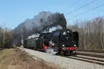 01 2066 des Eisenbahnmuseums N�rdlingen mit einem Sonderzug nach Salzburg am 12.03.2011 in Haar.