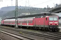 Die 143 833-2 zieht die RB81 im Sandwich von Koblenz HBF nach Trier am 11.03.2011