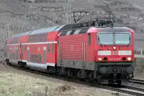 Die 143 822-5 zieht den RE1 von Koblenz nach Saarbr�cken durch Winningen am 11.02.2011
