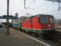 Re 4/4 II 11136 mit Ersatzkomposition als IR 2078 in Z�rich Altstetten, 15.02.2011.