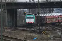 Die Cobra 2806 kommt mit einem Autozug aus Montzen/Belgien und f�hrt in Aachen-West ein bei Sonne.
12.3.2011